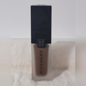 Givenchy Prism Libre Skin Caring Matte Liquid Foundation